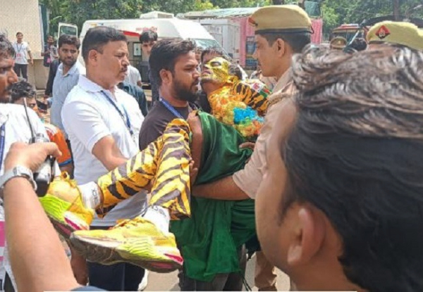 IND vs BAN:  Is Bangladesh fan 'Tiger Robi' beaten by the locals?