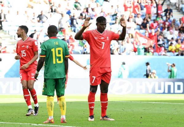 Breel Embolo dari Swiss menahan diri dari merayakan setelah mencetak gol melawan Kamerun.  Apa kamu tahu kenapa?  |  Qatar 2022 |  XtraTime