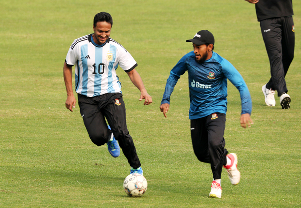 Shakib Al Hasan mengenakan jersey Argentina dengan nama Lionel Messi saat latihan di Bangladesh jelang tes ke-2 |  BANVIND |  XtraTime